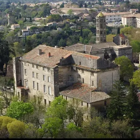 3 Min A Pied Du Centre D'uzes Parking Piscine アパート
