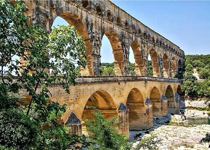 3 Min A Pied Du Centre D'uzes Parking Piscine Appartement