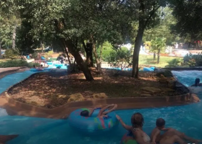 3 Min A Pied Du Centre D'uzes Parking Piscine Appartement