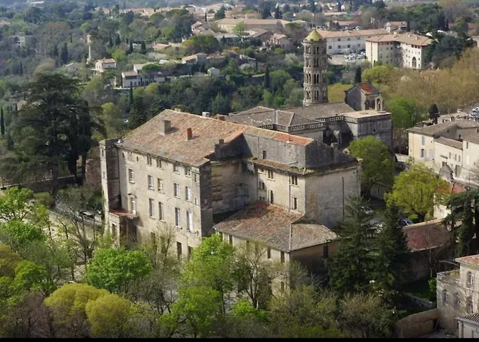 3 Min A Pied Du Centre D'uzes Parking Piscine Appartement
